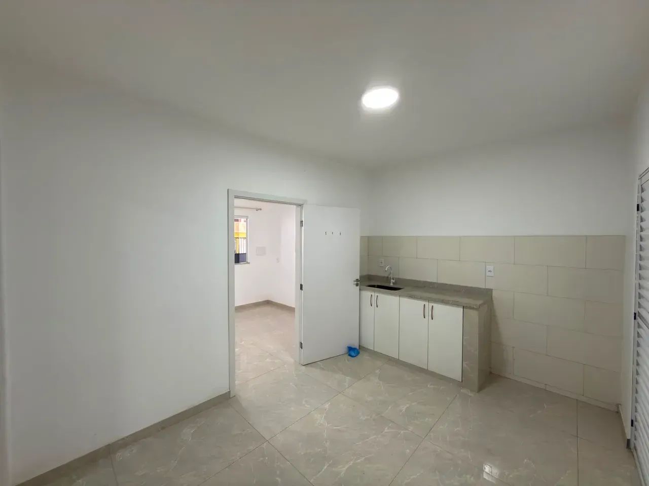 ALUGA-SE APARTAMENTO / Com 2 Qts - Foto 5