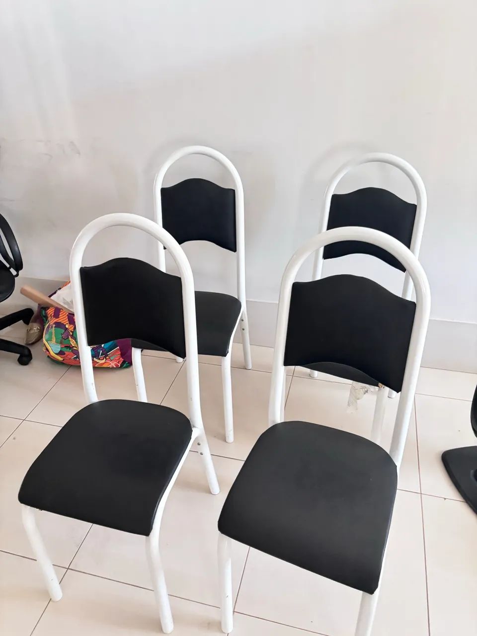 Kit 4 cadeiras estofadas - estrutura branca