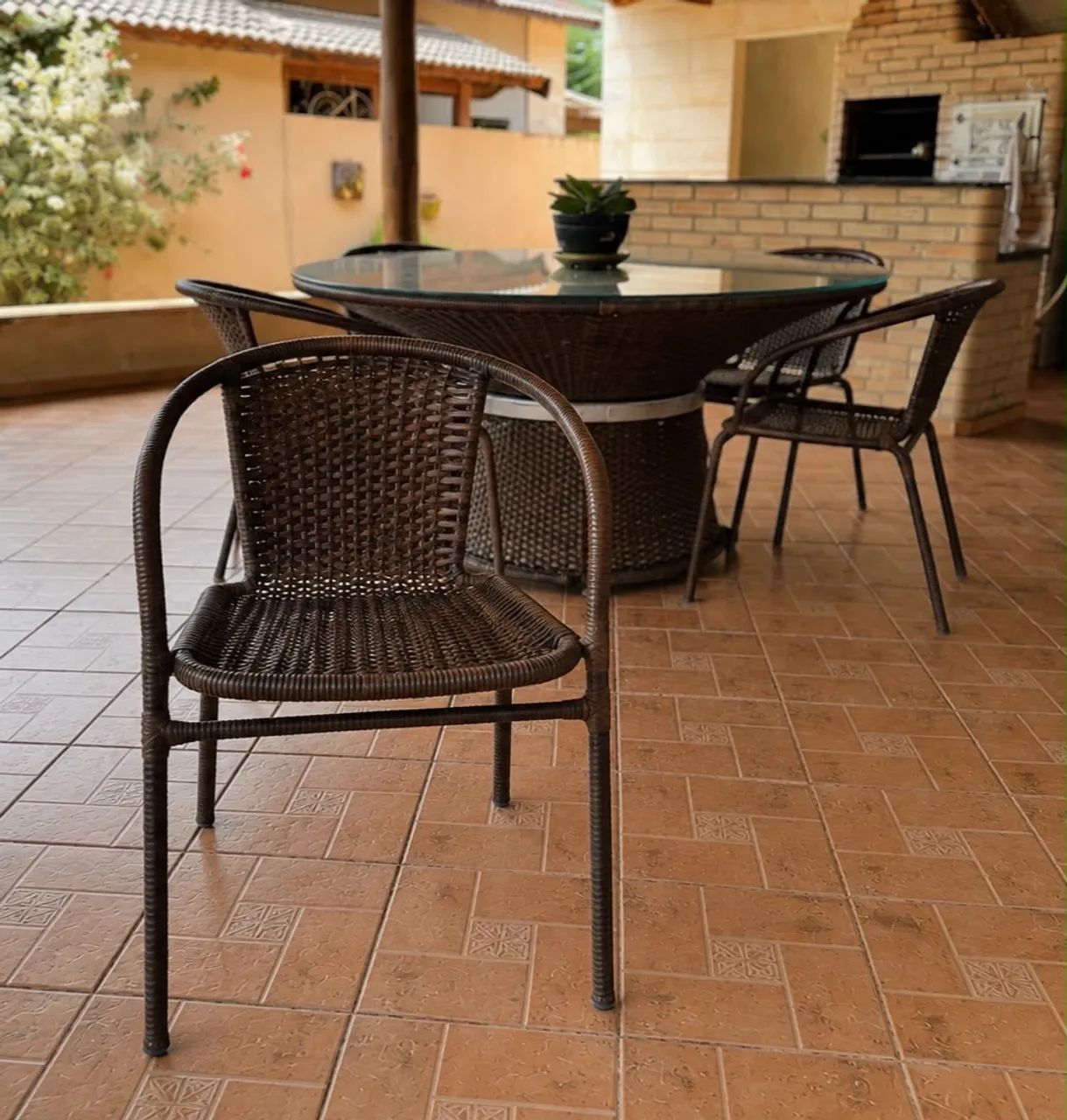 Vende-se mesa redonda com cadeiras 