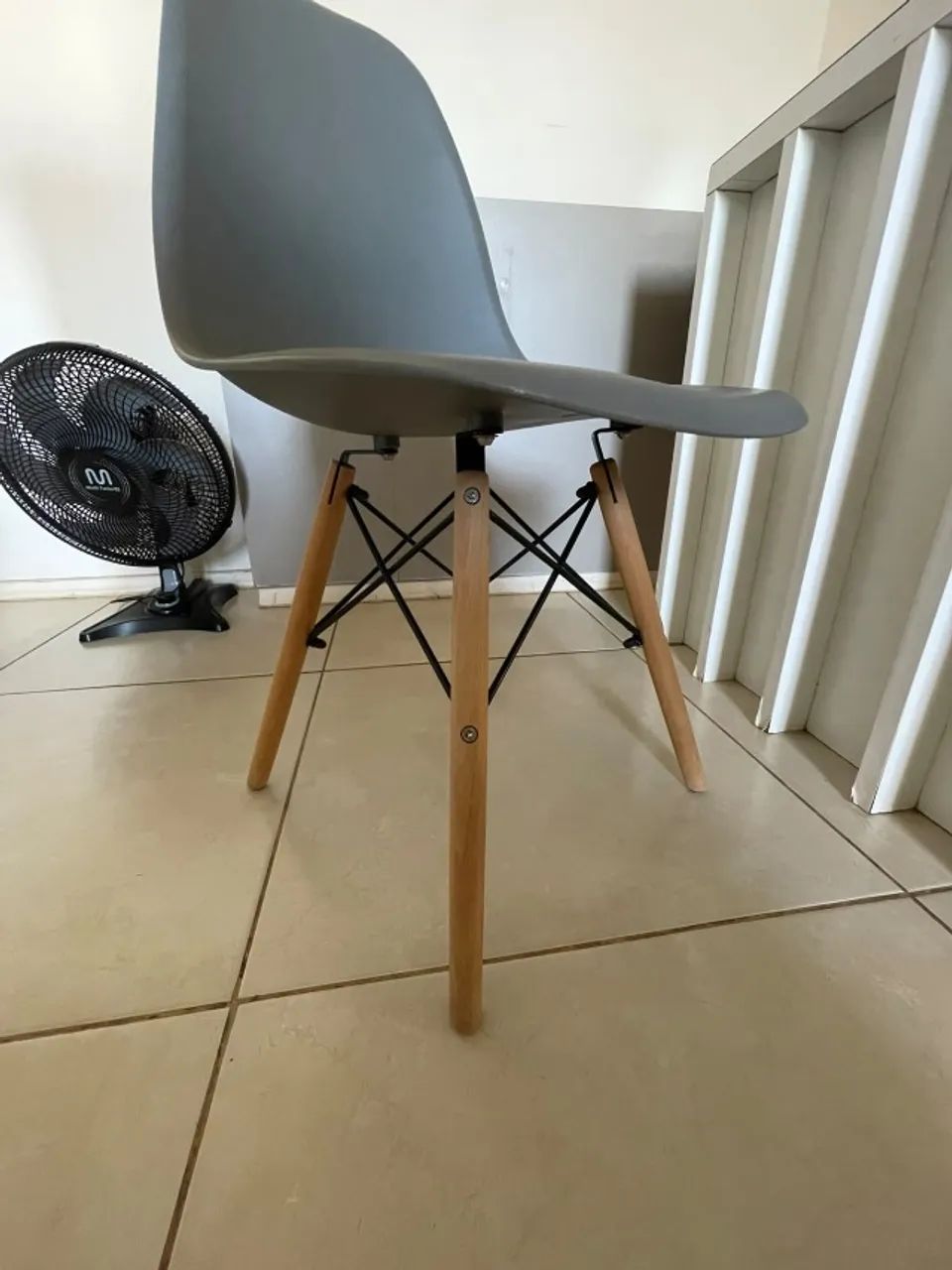 Cadeira Charles Eames Eiffel Cinza - Pés de Madeira (Excelente Estado) - Foto 2