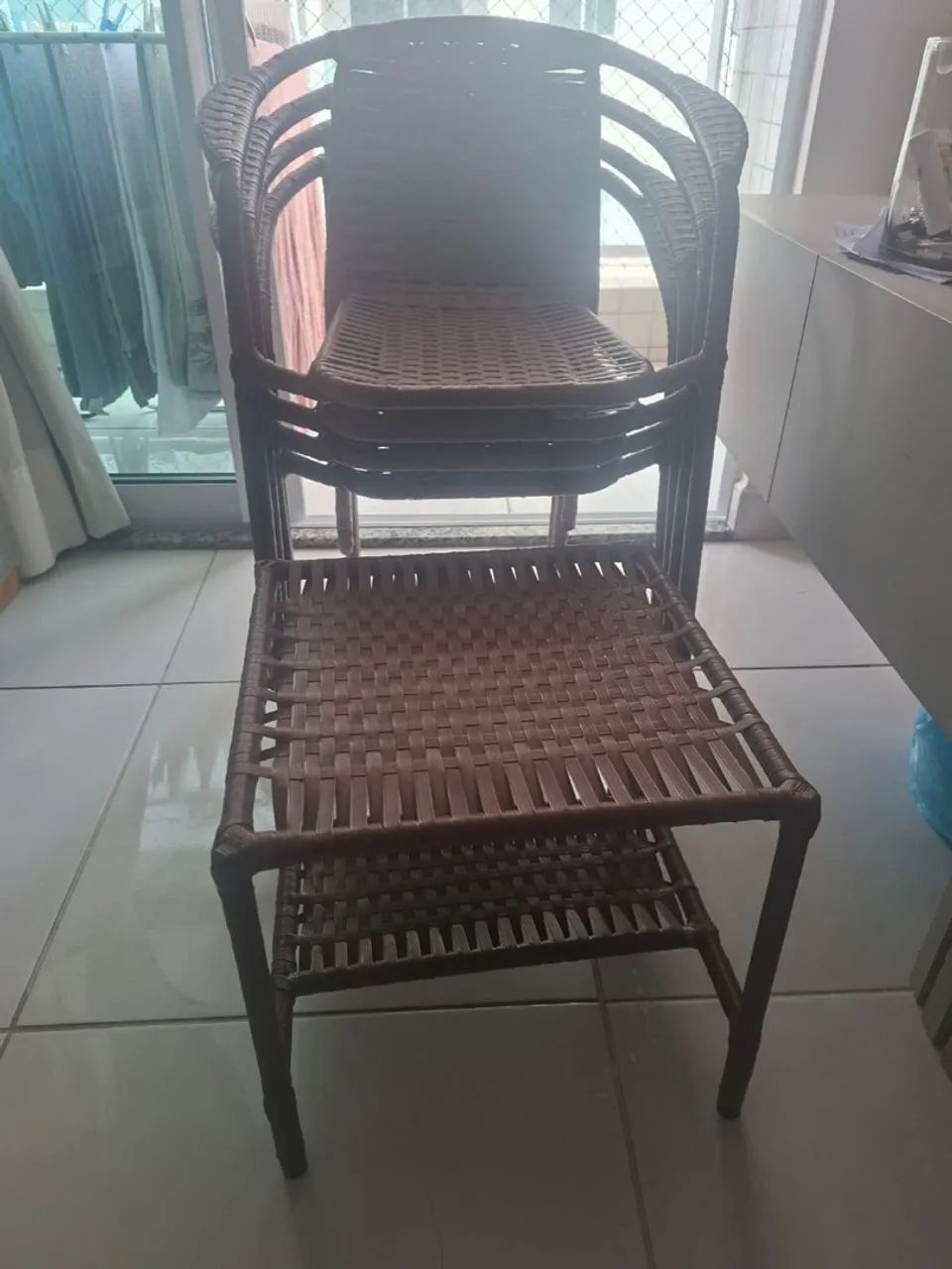 Conjunto de centro e quatro cadeiras - Foto 2