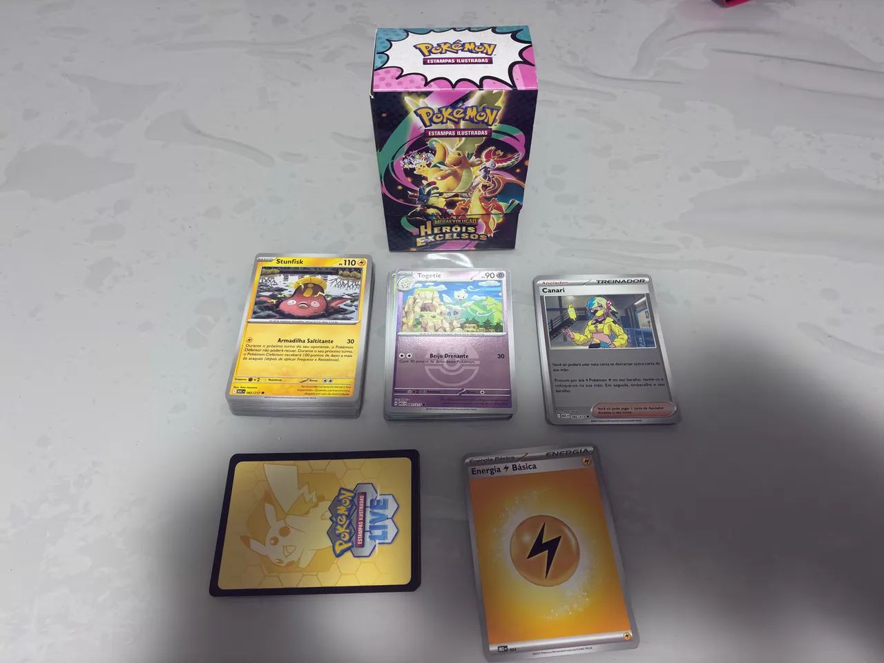 80 cartas de Pokémon 