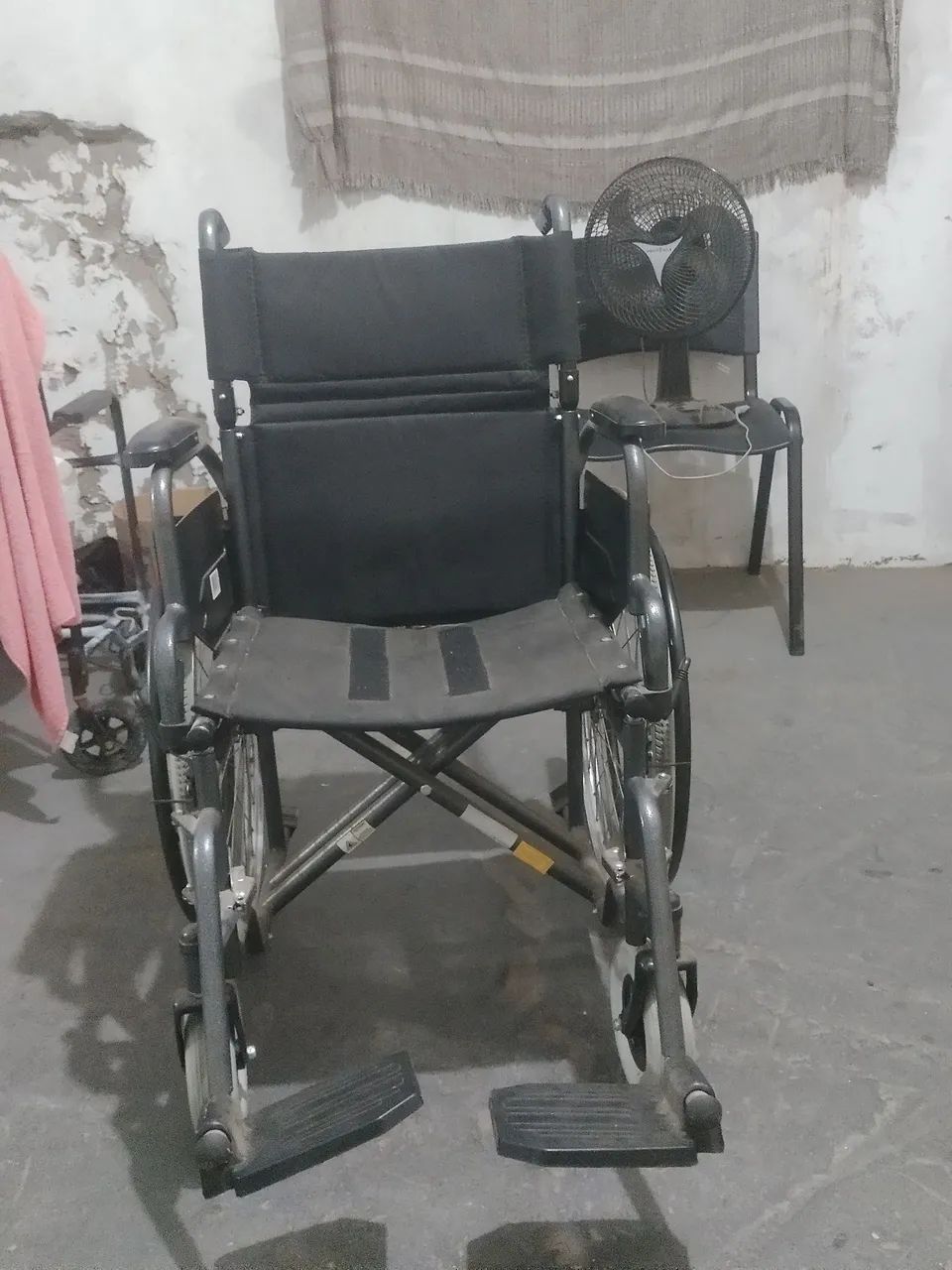 VENDO UMA CADEIRA DE RODAS SEMI NOVA.... - Foto 4