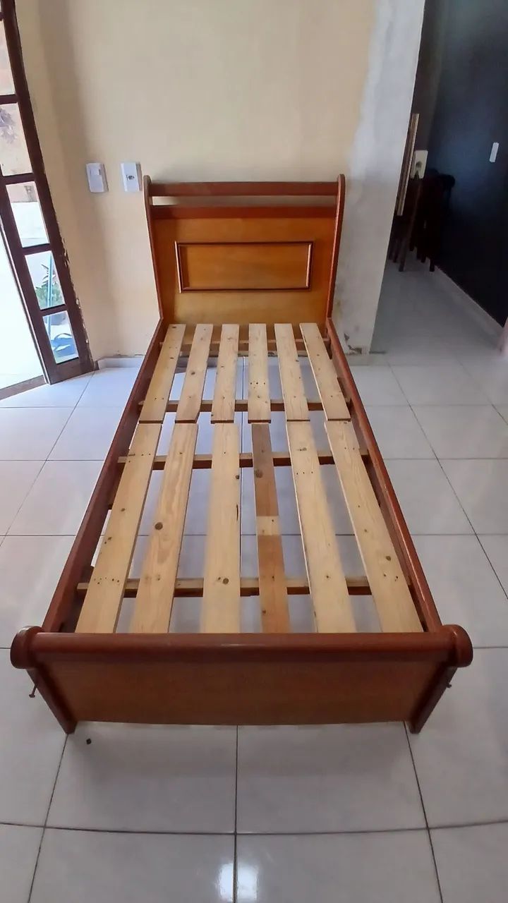 Cama de solteirão em madeira maciça - ótimo estado