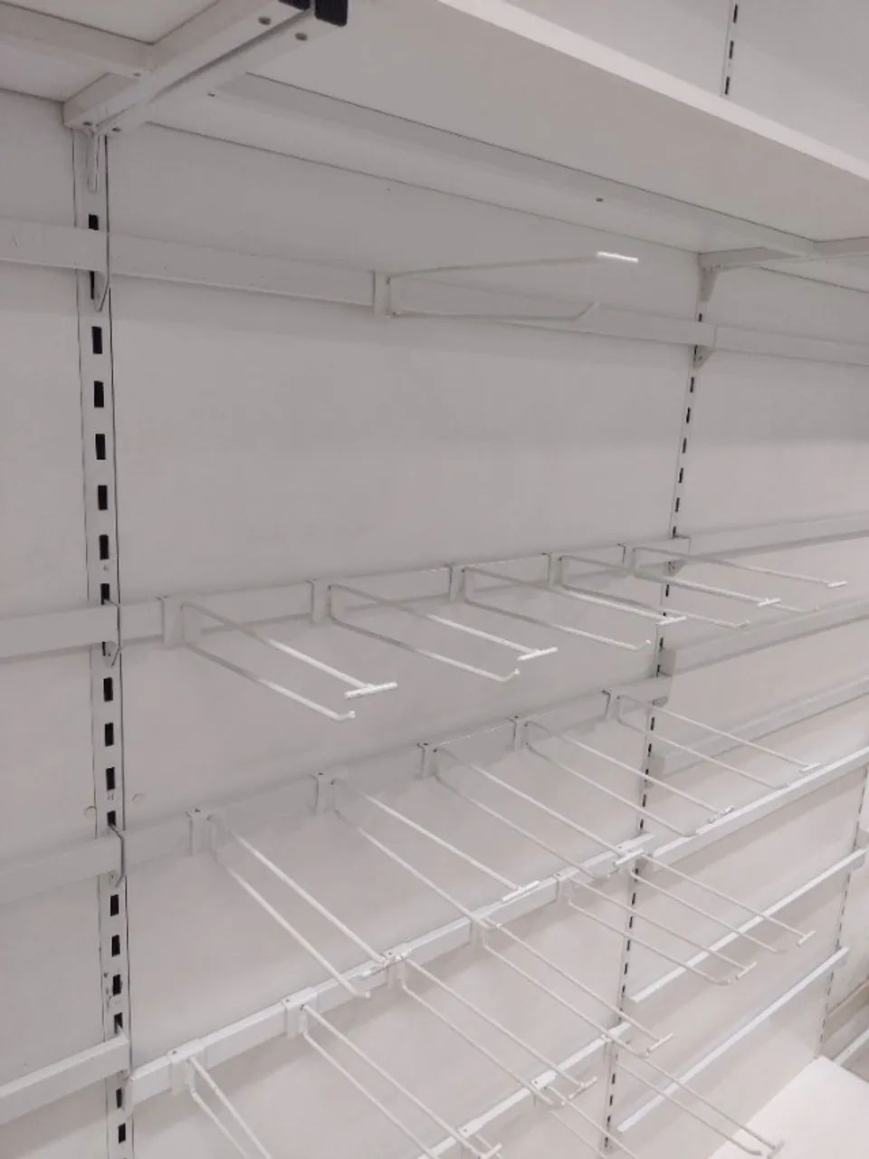INSTALAÇÃO PARA LOJA de ROUPA INFANTIL PRATELEIRAS BALCÕES CABIDEIROS - Foto 4