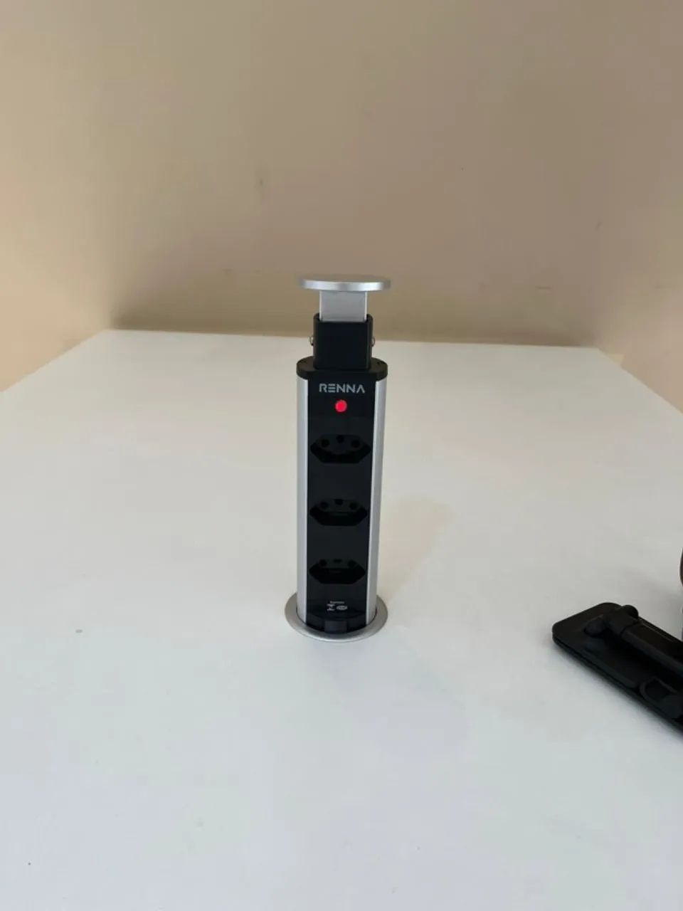 MESA IDEAL PARA ESCRITORIO EM MDF COM  TORRE DE TOMADAS CENTRAL