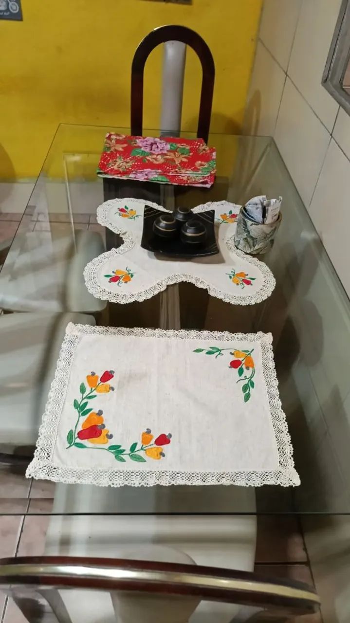 Mesa com pé de madeira pura e vidro temperado com 4 cadeiras - Foto 3