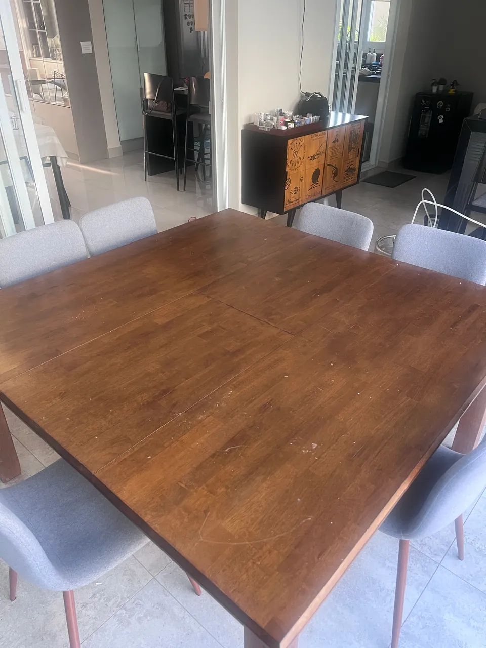 Mesa retrátil de madeira com 6 cadeiras - R$800 - Foto 2