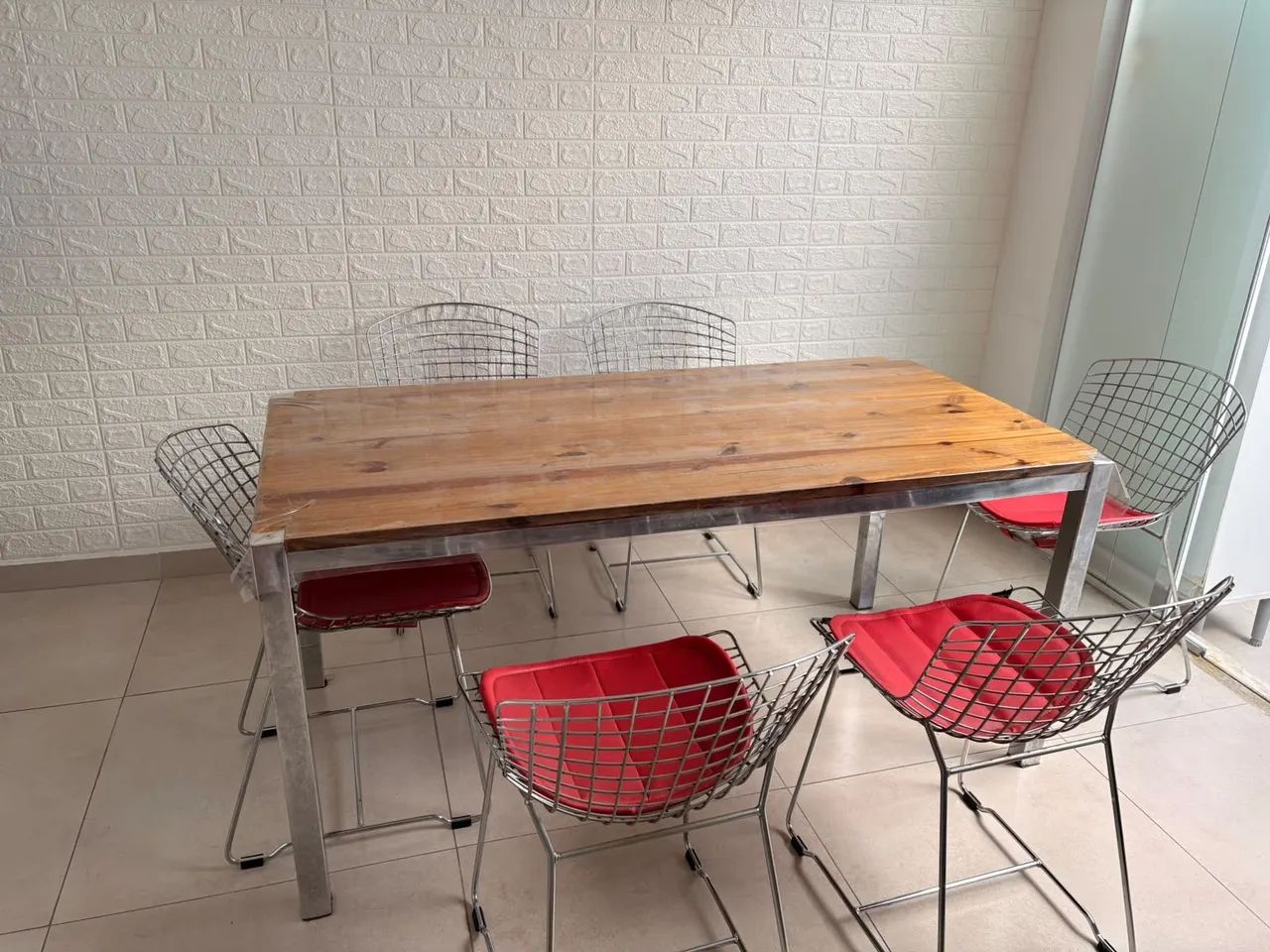 Mesa de inox com tampão de madeira e seis cadeira