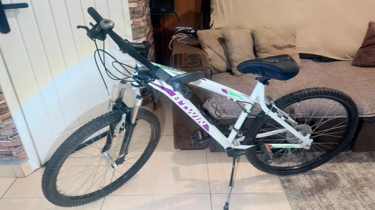 Bicicleta em alumínio marcha shimano 