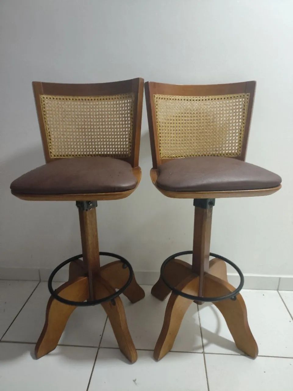 Par de banquetas madeira couro e fibra - Foto 2