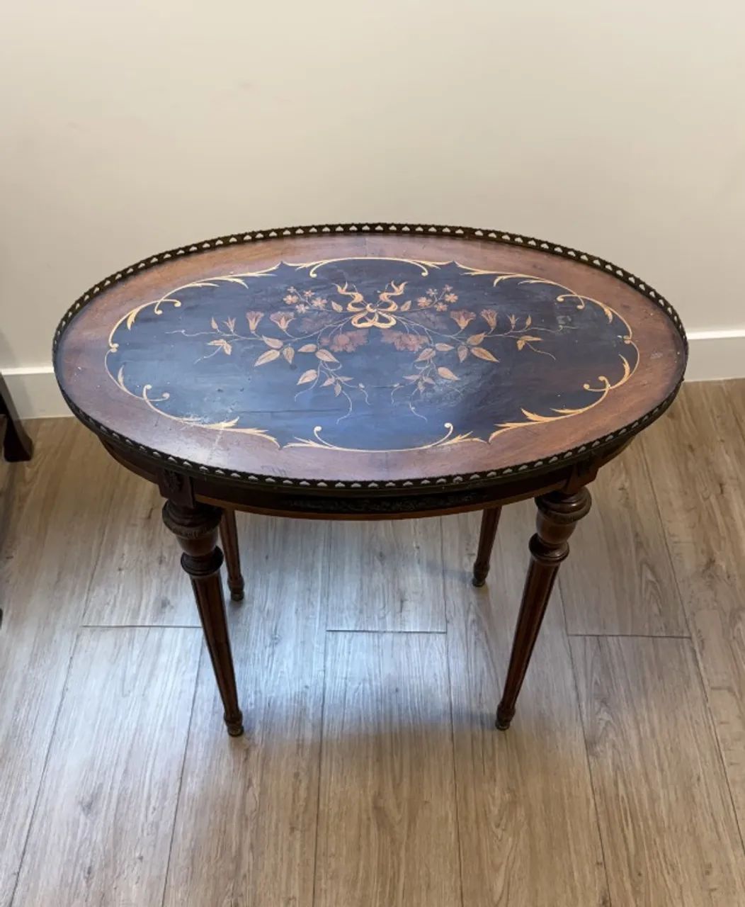 Mesa lateral oval clássica