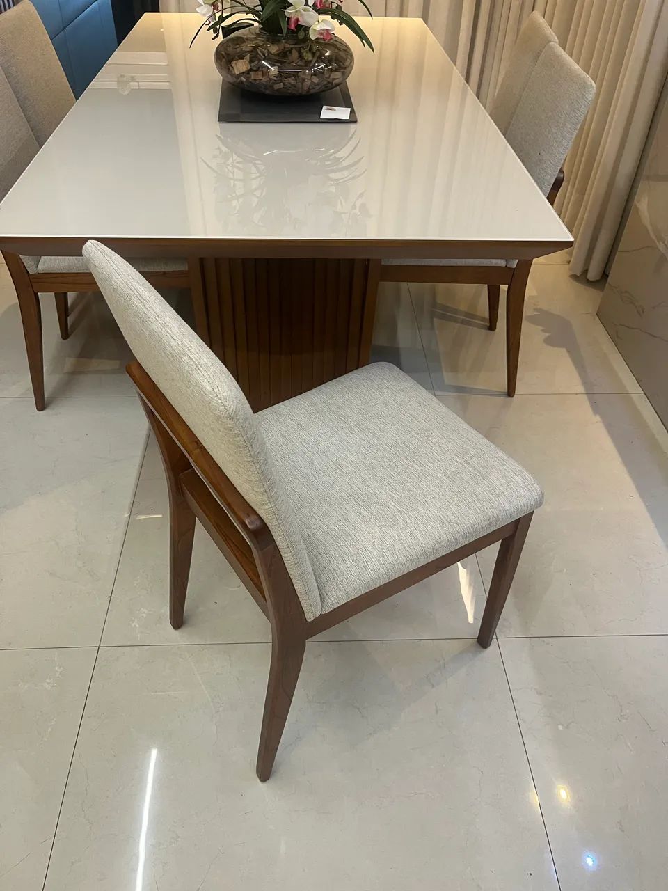 Mesa em madeira com 6 cadeiras - Foto 3