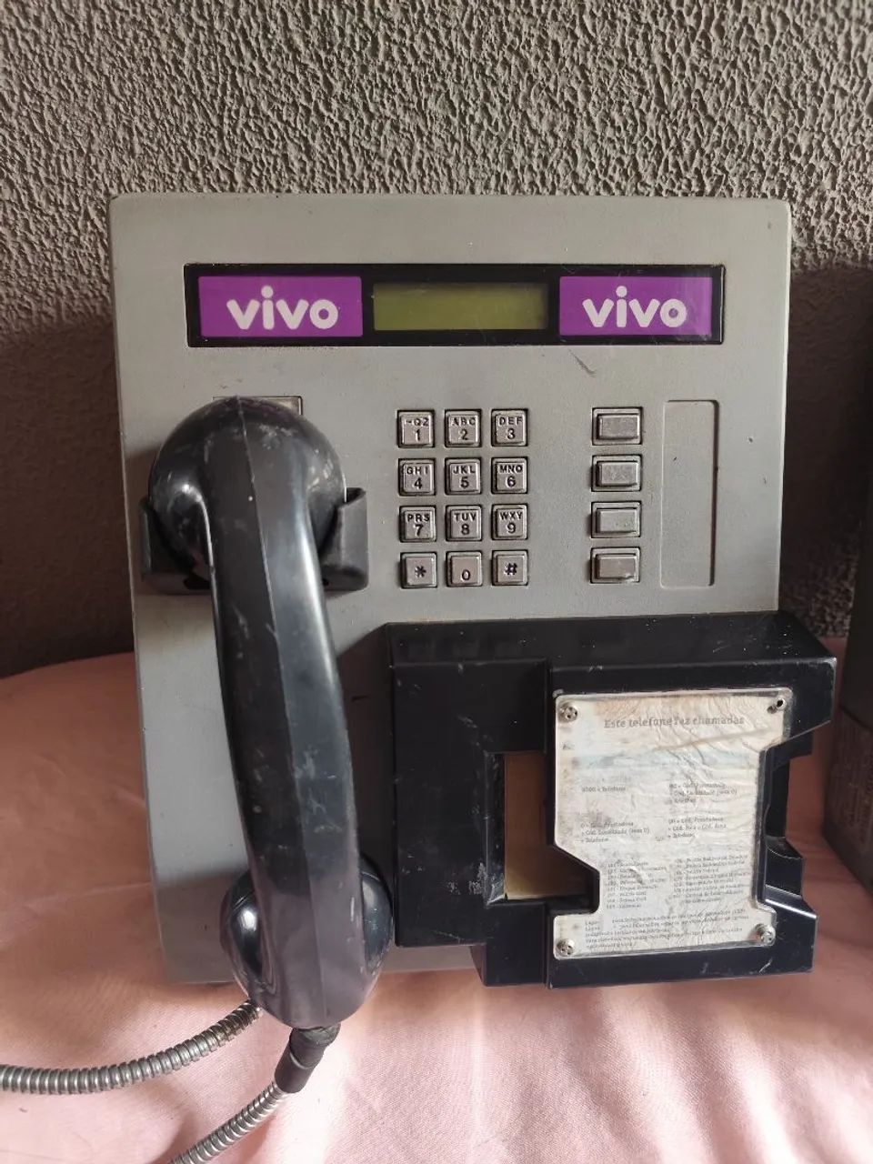 Aparelho telefônico orelhão retrô 