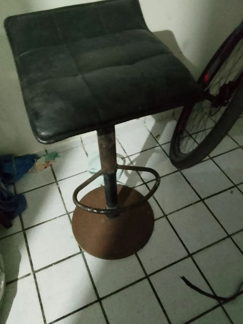 Banqueta Alta Giratória Ajustável Estofada Capitonê Couro - Foto 3