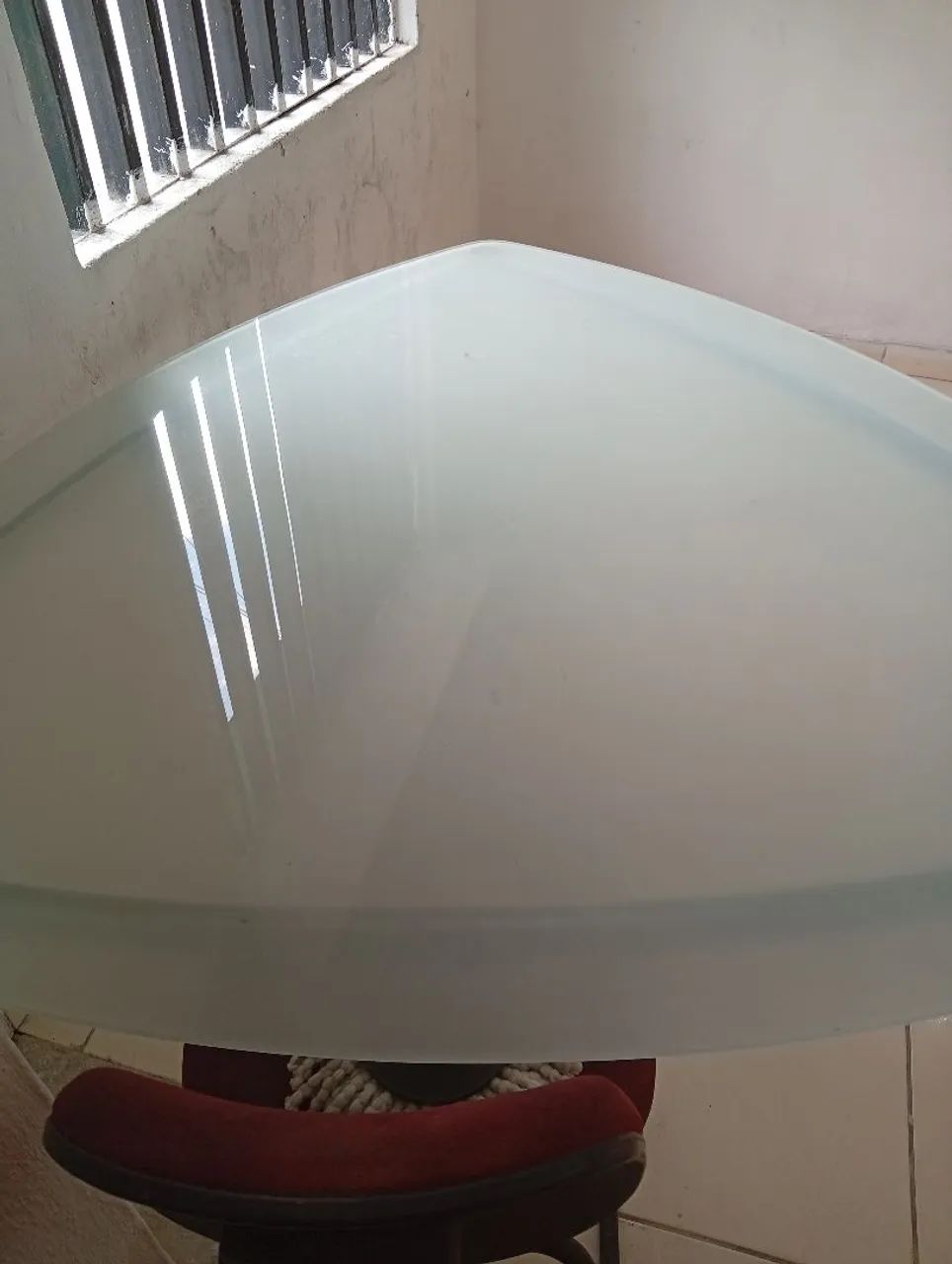 MESA TRIANGULAR VIDRO LAQUEADO. preço ocasião 280, pegar próximo metrô do Barro.  - Foto 4