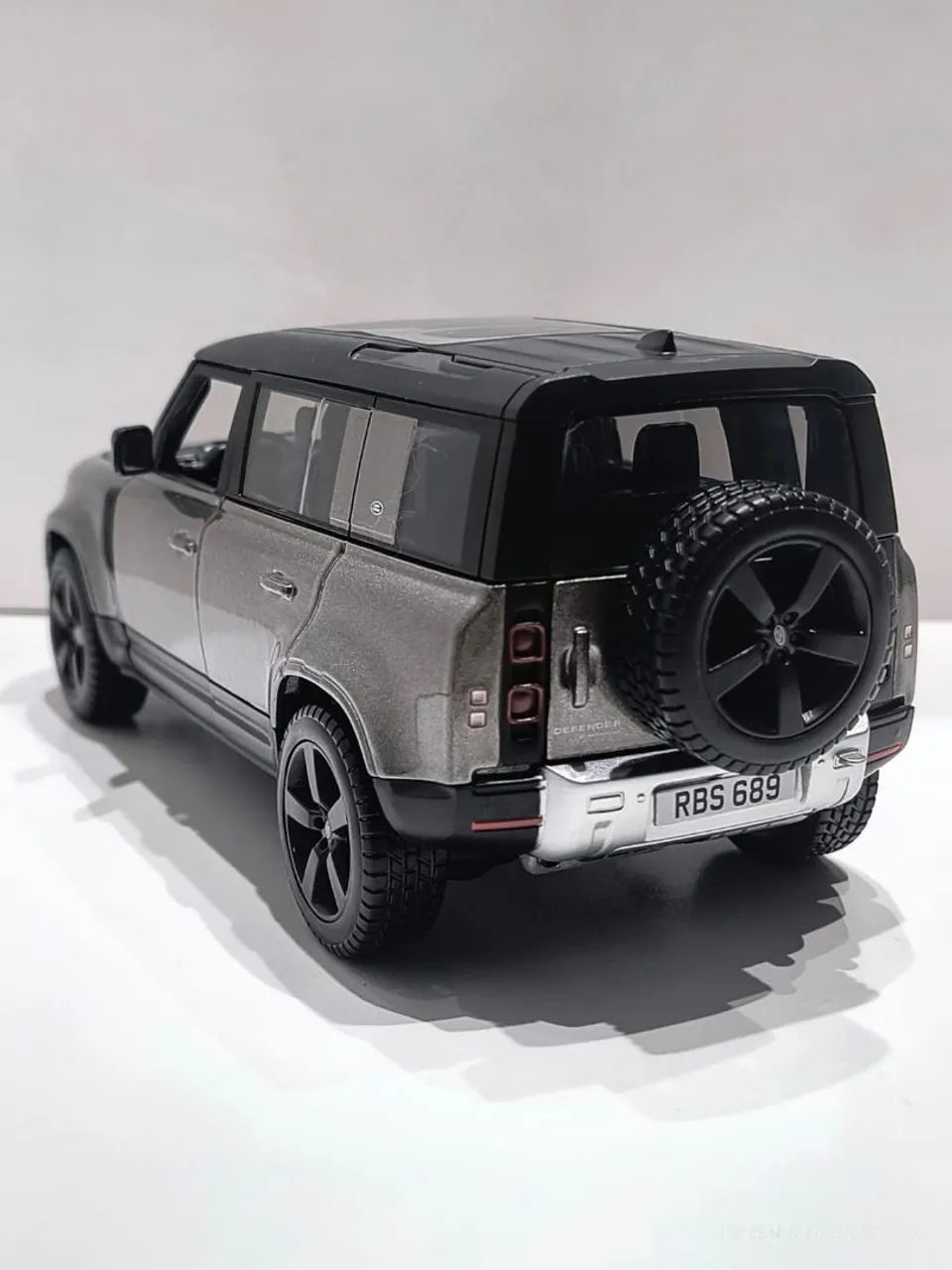 Jeep Defender Burago Escala 1:24 - Foto 4