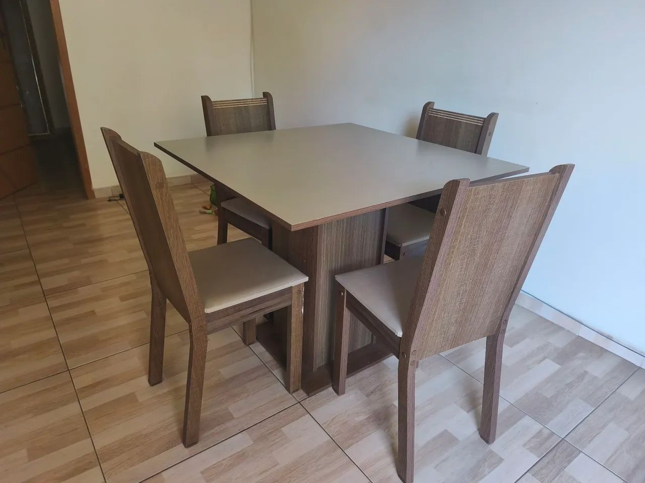 MESA DE 4 CADEIRA - ÓTIMO ESTADO
