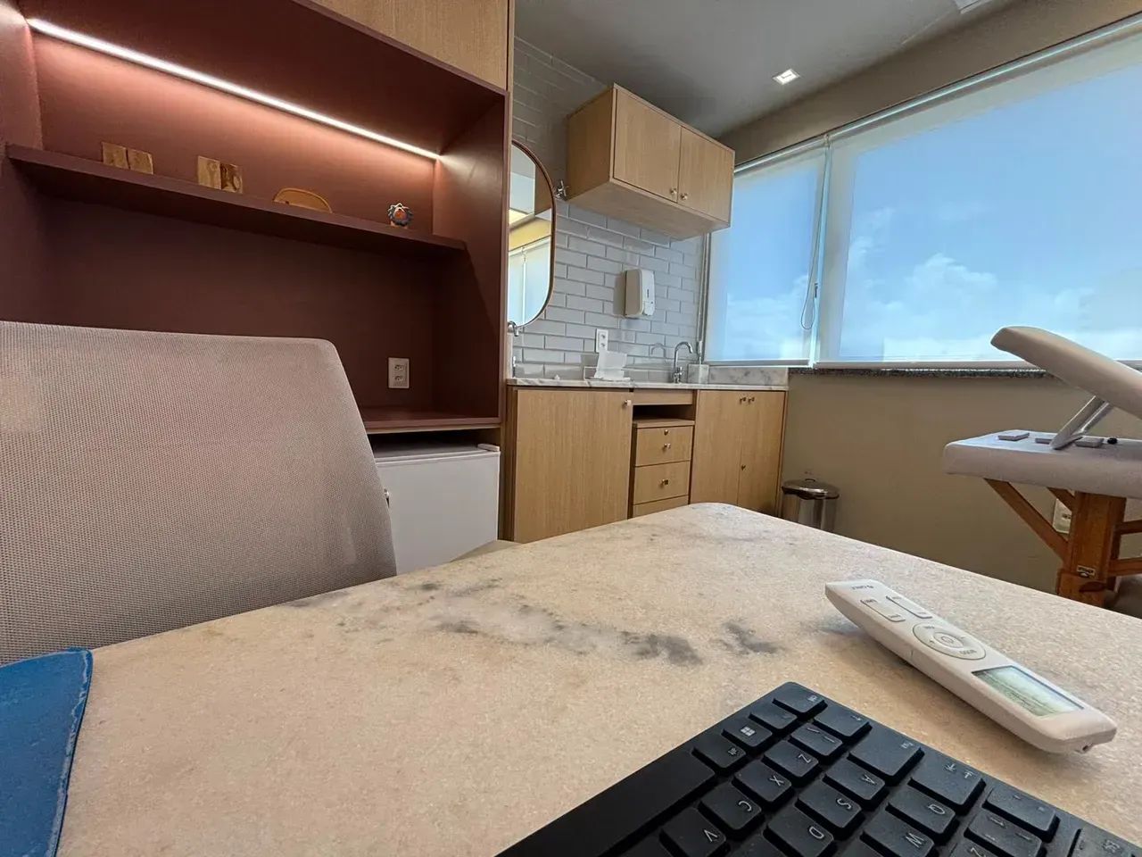 Sala de alto padrão, mobiliada e decorada com 130m² e 04 vagas - Foto 2