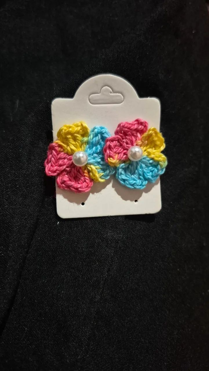 Brincos de crochê flor com pérola - Foto 5