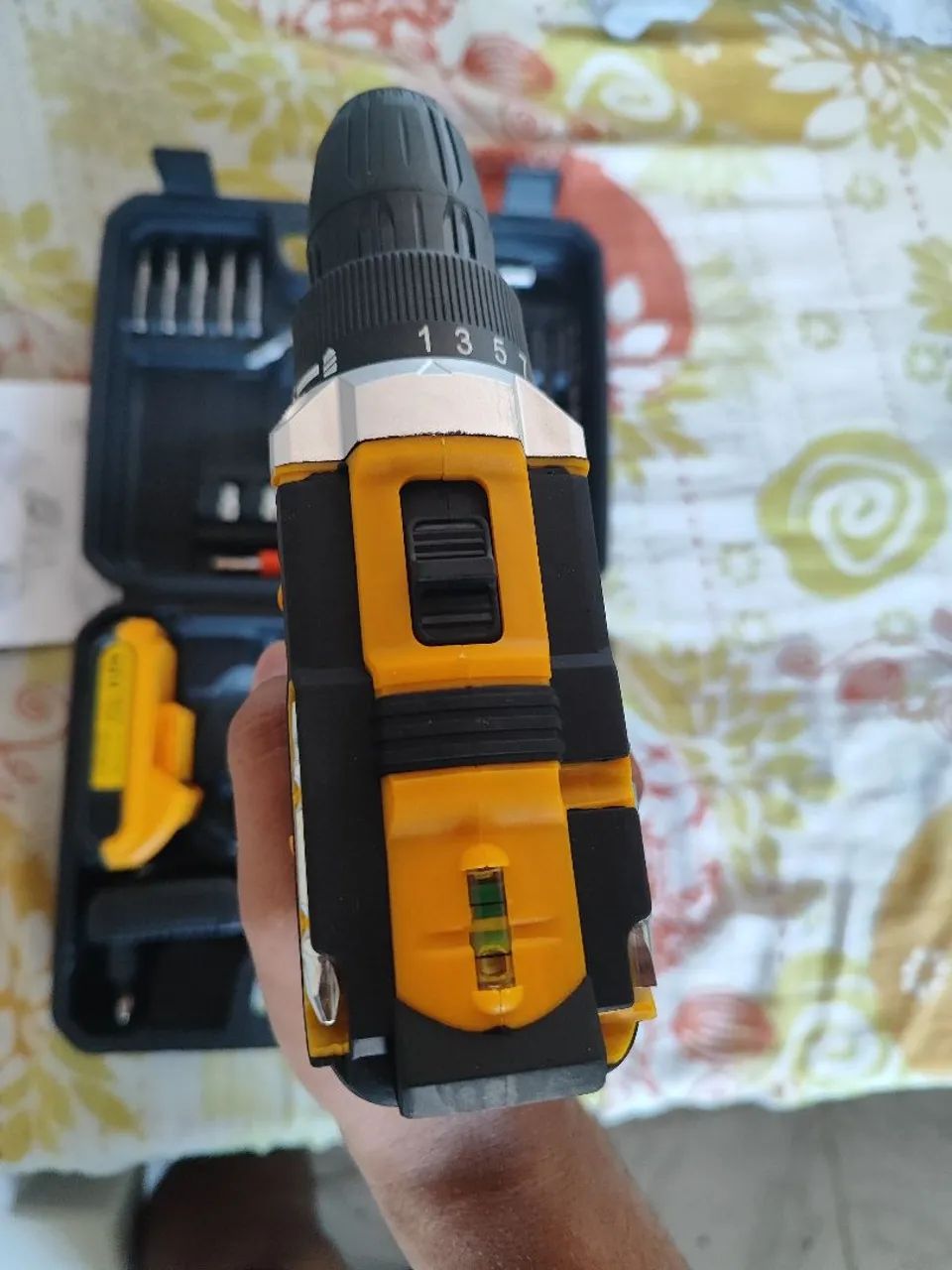 Parafusadeira íon bivolt com maleta é acessórios  - Foto 2