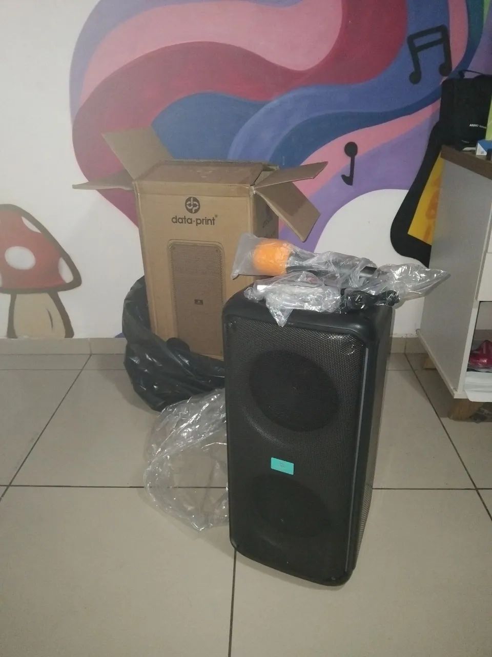 Caixa de Som Torre Bluetooth DataPrint SOM9S + Microfone Sem Fio (Completa)