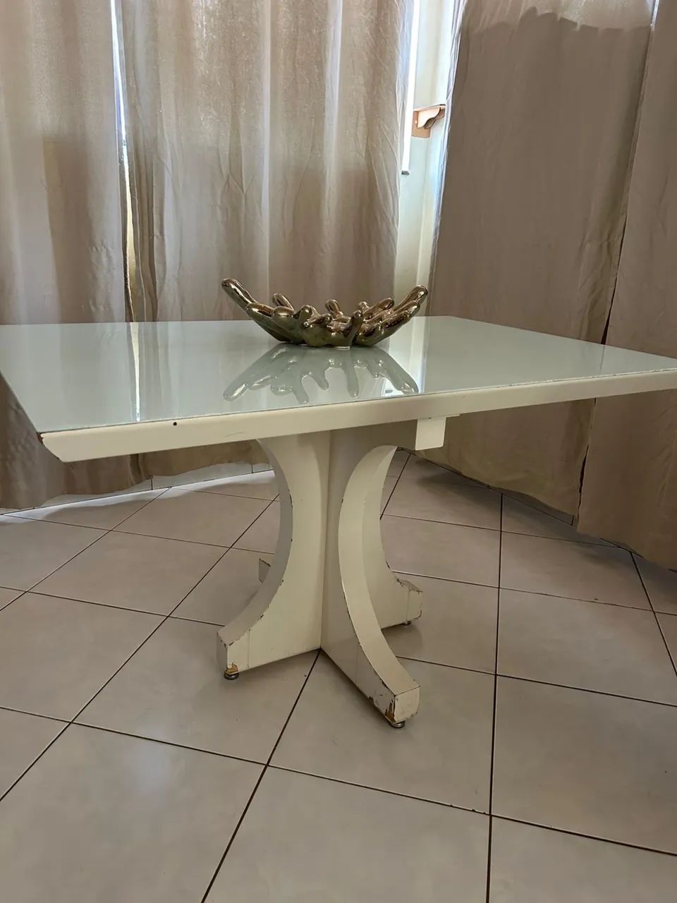 Mesa de jantar com tampo de vidro, base robusta, ótimo custo-benefício
