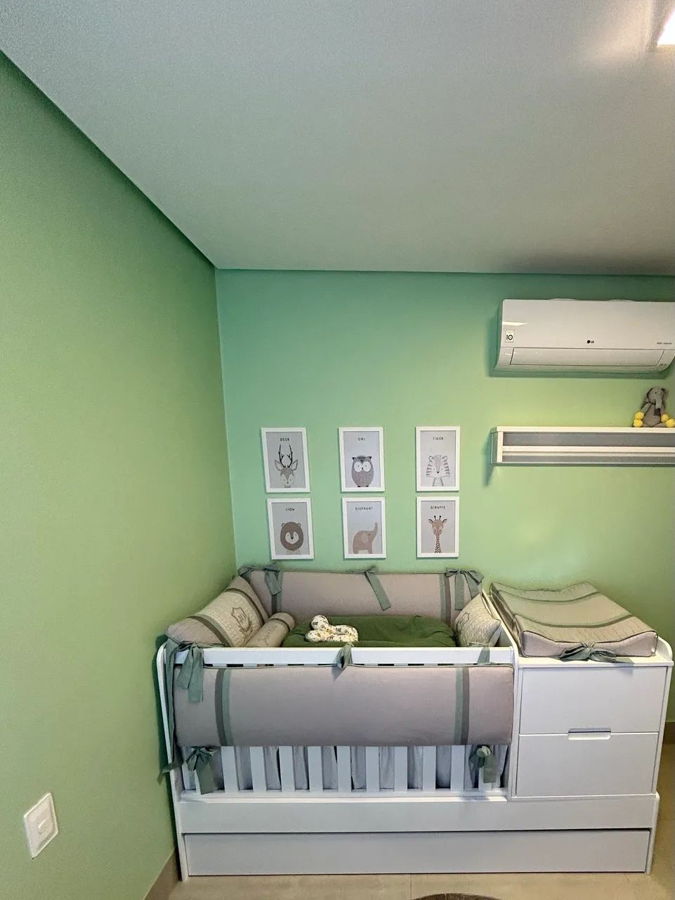 Berço com cômoda e cama auxiliar 