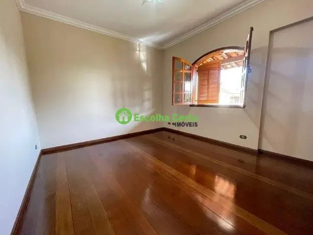 OPORTUNIDADE - Casa no Centro Barreiro-4 Qts-4 Vgs