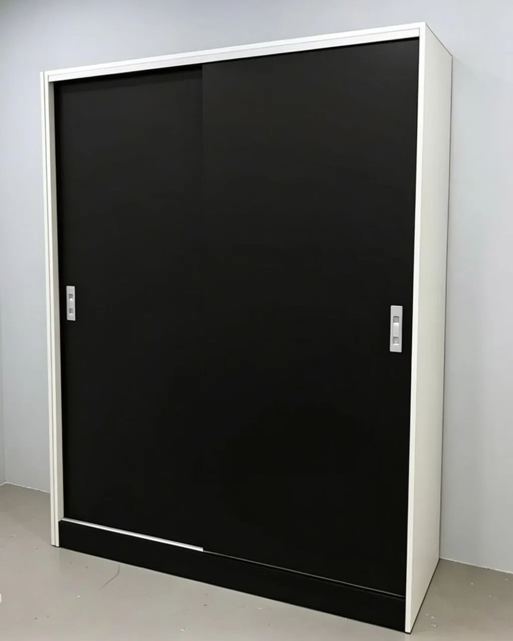 Guarda roupa em mdf com portas de correr pretas