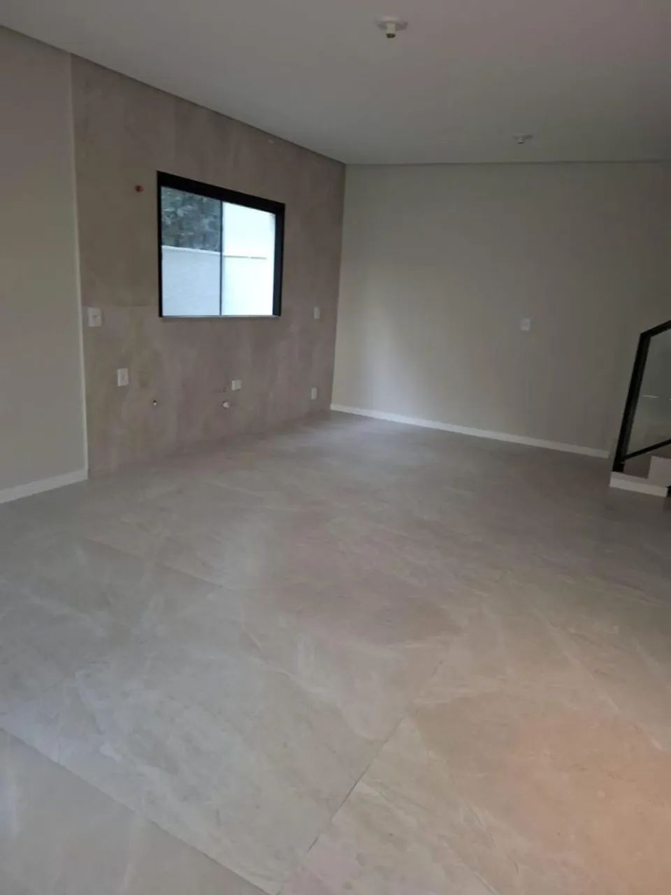 Vende-se Sobrado Moderno ? 3 Quartos, Suíte com Varanda e Quintal no centro  - Foto 2
