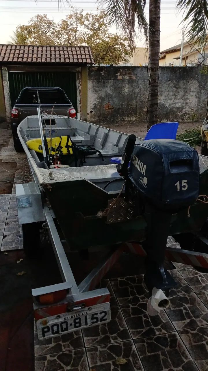 Barco com carreta e motor 