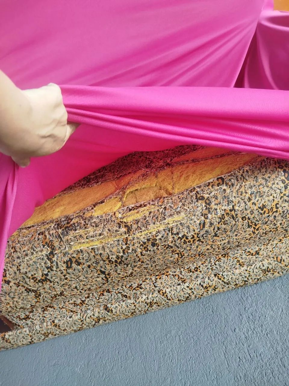 Sofá velho + capa rosa inclusa  - Foto 3