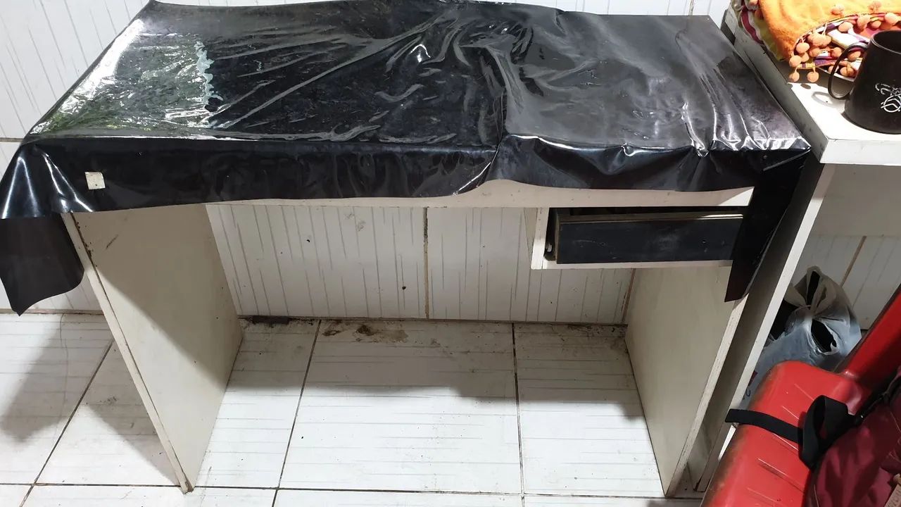 Escrivaninha com marcas de uso