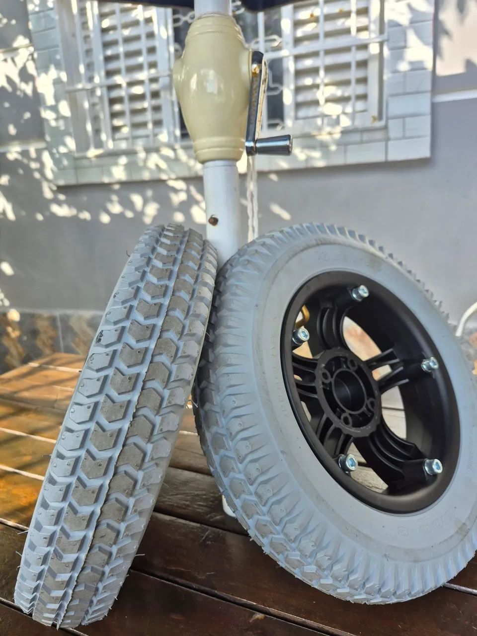Roda completa com pneu e câmera cadeira motorizada ottobock b400  - Foto 2