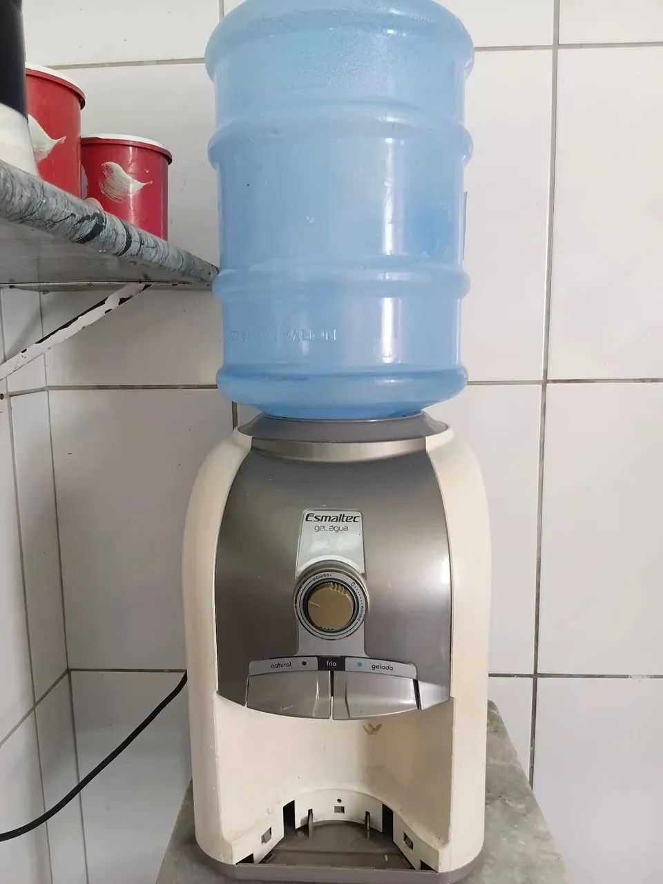 Gela água 