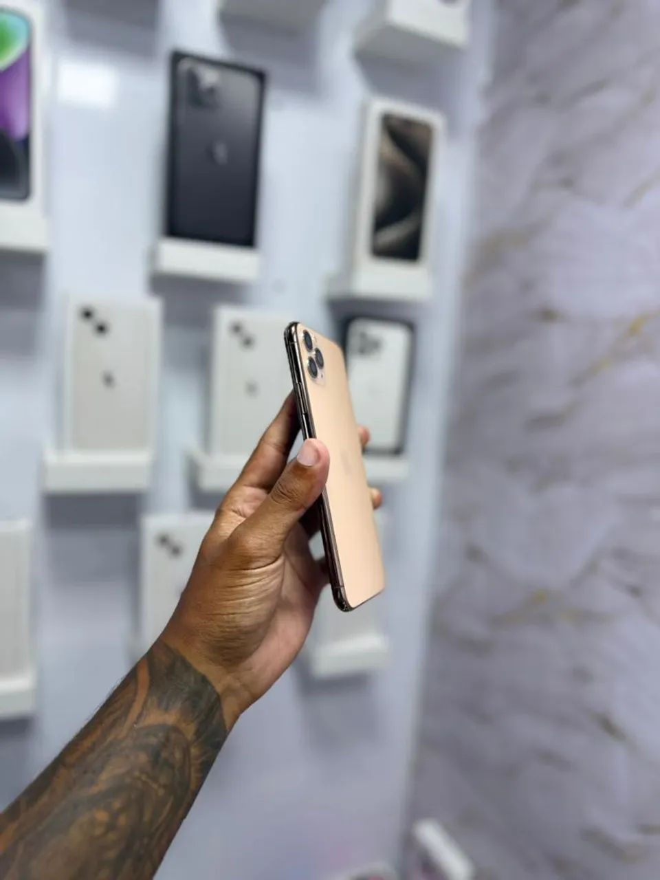IPHONE 11 PRO MAX 64GB GOLD<br>R$ 1.550,00 - Foto 4