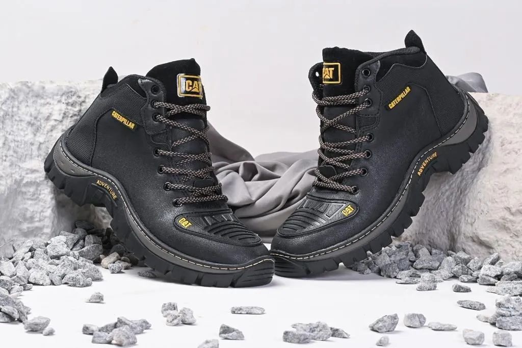 Bota preta Caterpillar modelo aventure 