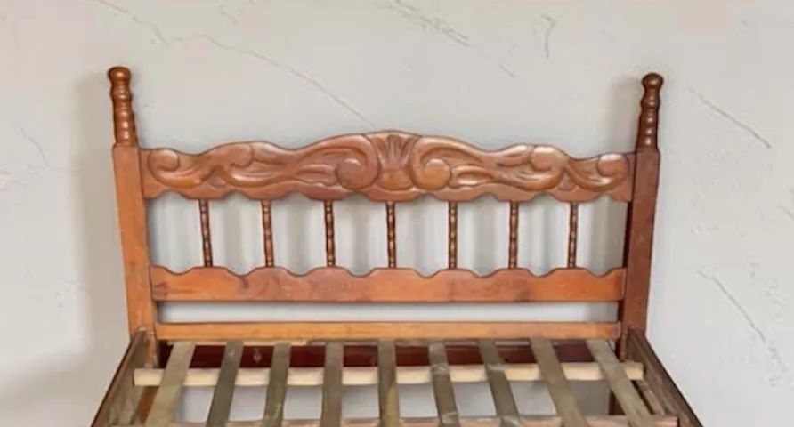 Cama de casal na madeira maciça (usada) - Foto 2