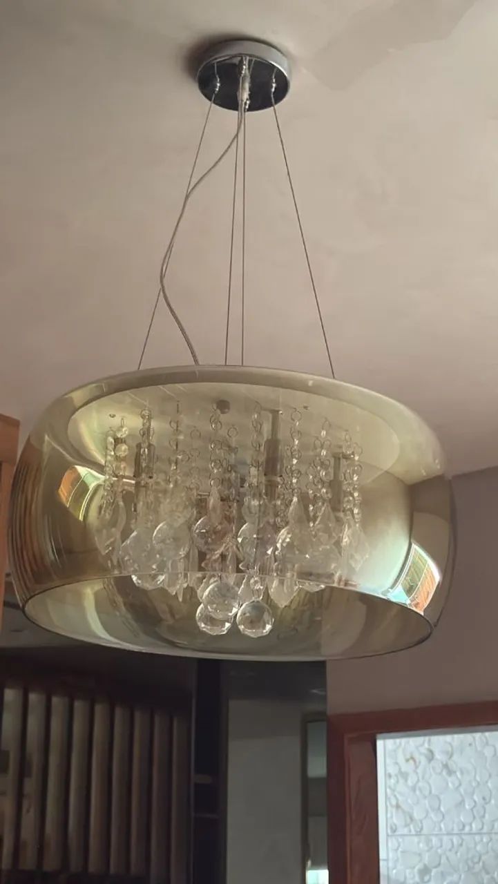 Lustre pendente com cristal translúcido
