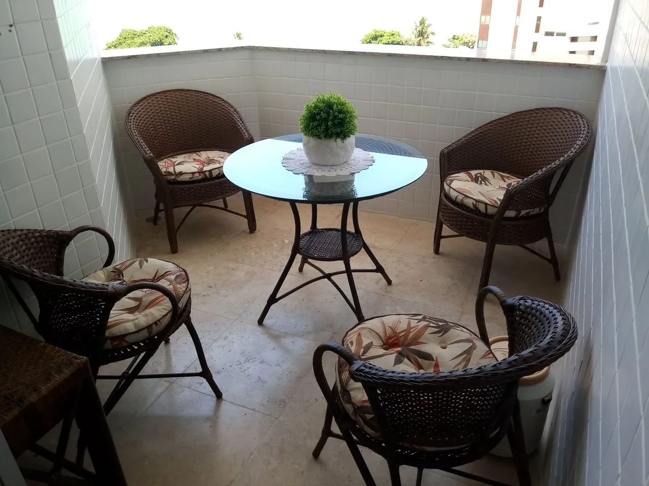 Conjunto de mesa e cadeiras - Foto 4