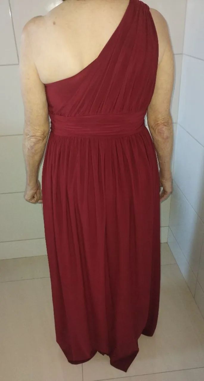Vestido de festa Bordô de um ombro só, com broche e echarpe  - Foto 4