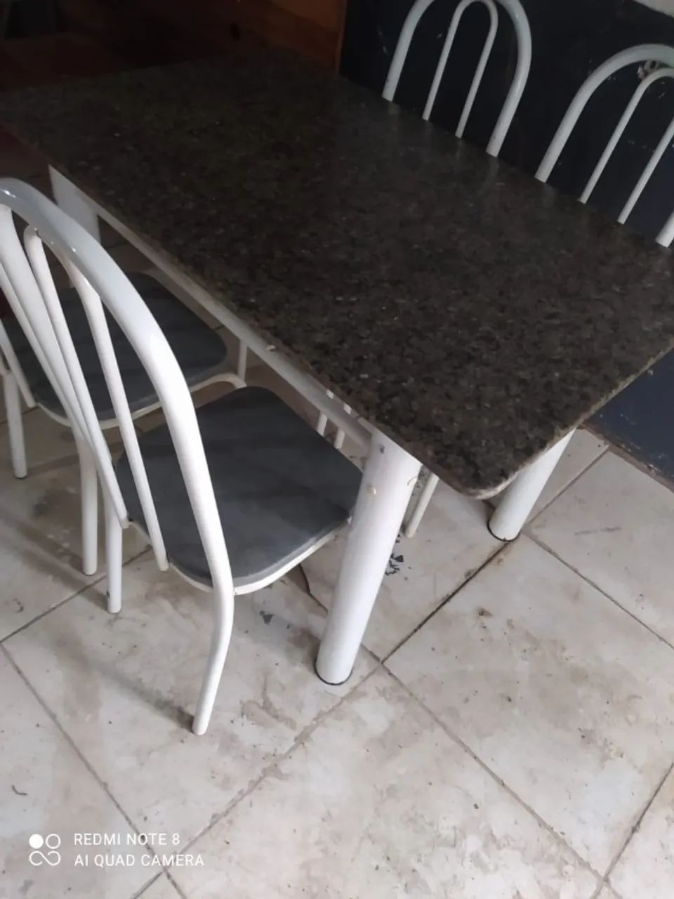 MESA DE GRANITO COM 4 CADEIRAS
