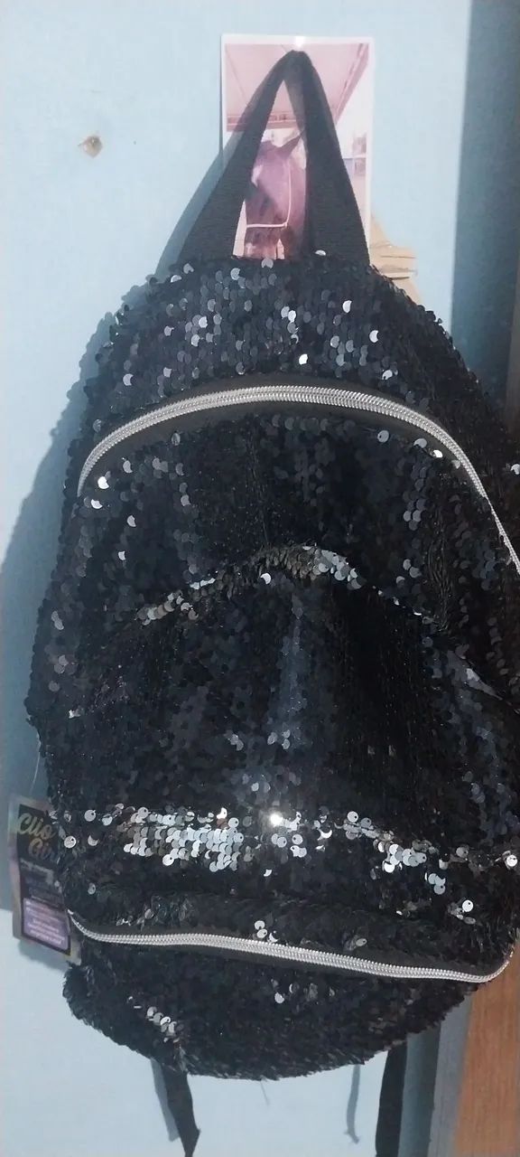 Vendo uma bolsa preta com brilhos - Foto 2