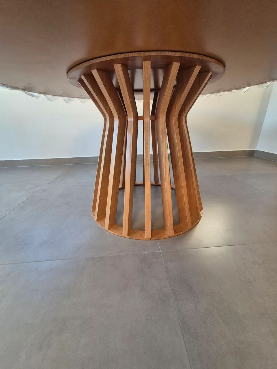 Mesa de jantar redonda 1,6m em madeira natural - Foto 5