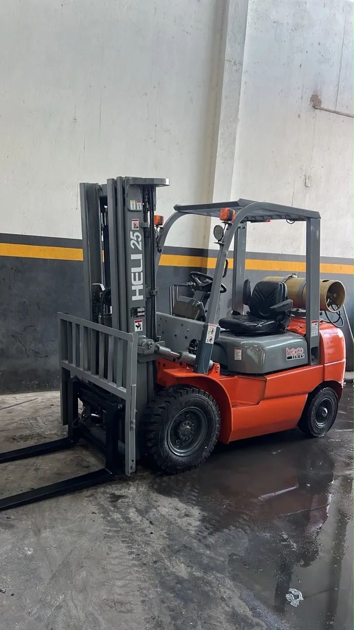Empilhadeira Heli 2,5 Ton Triplex 4,2 metros único dono  - Foto 2