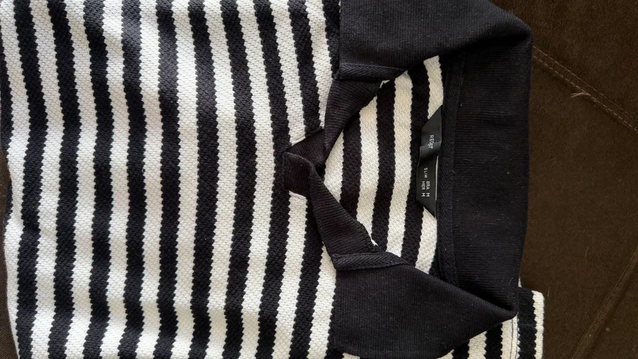Camisa polo listrada - preto e branco  - Foto 3