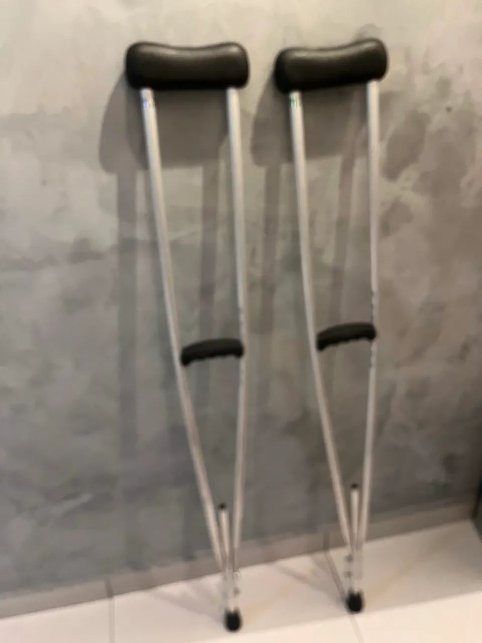 Par de Muletas ( usada só 10 dias ) - Foto 2