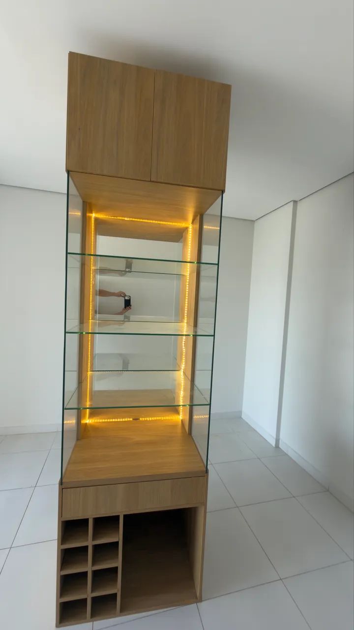 Cristaleira Planejada MDF com Vidro Temperado, Espelho e LED ? R$ 1.800