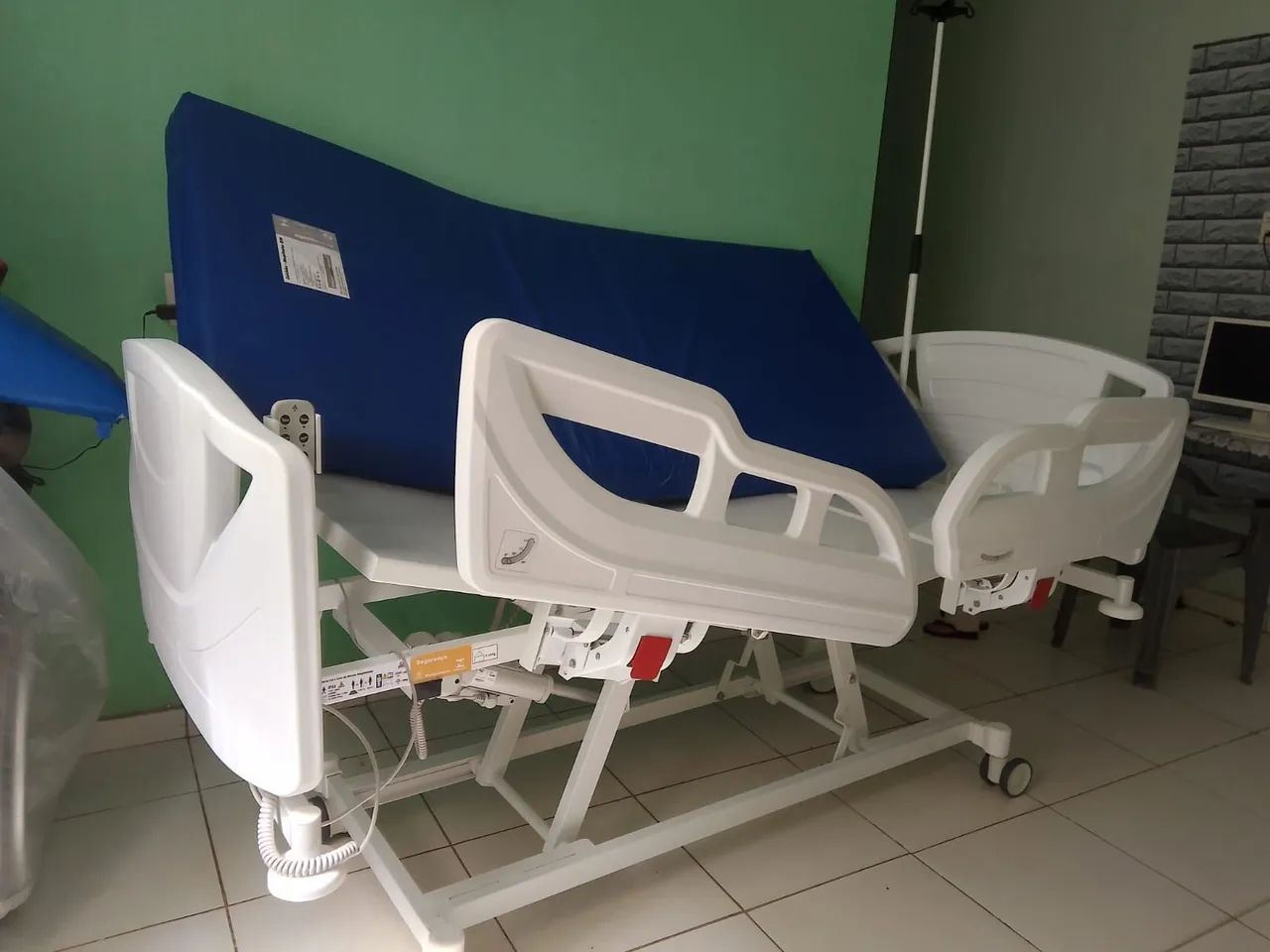 Cama hospitalar motorizada e colchão semi nova